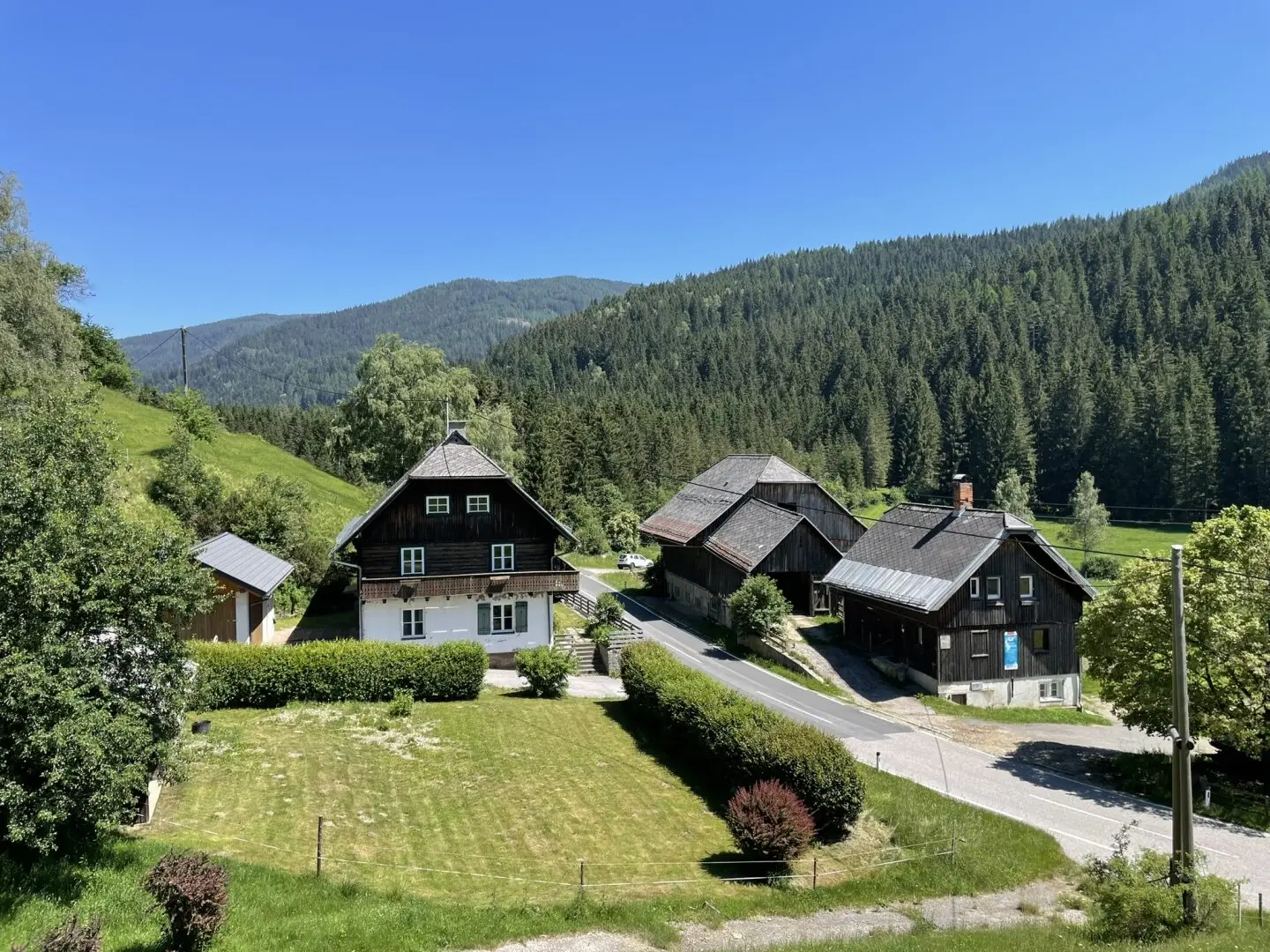 Landwirtschaftliches Anwesen mit Wohnhaus & Wiesen - Wald optional erwerbbar