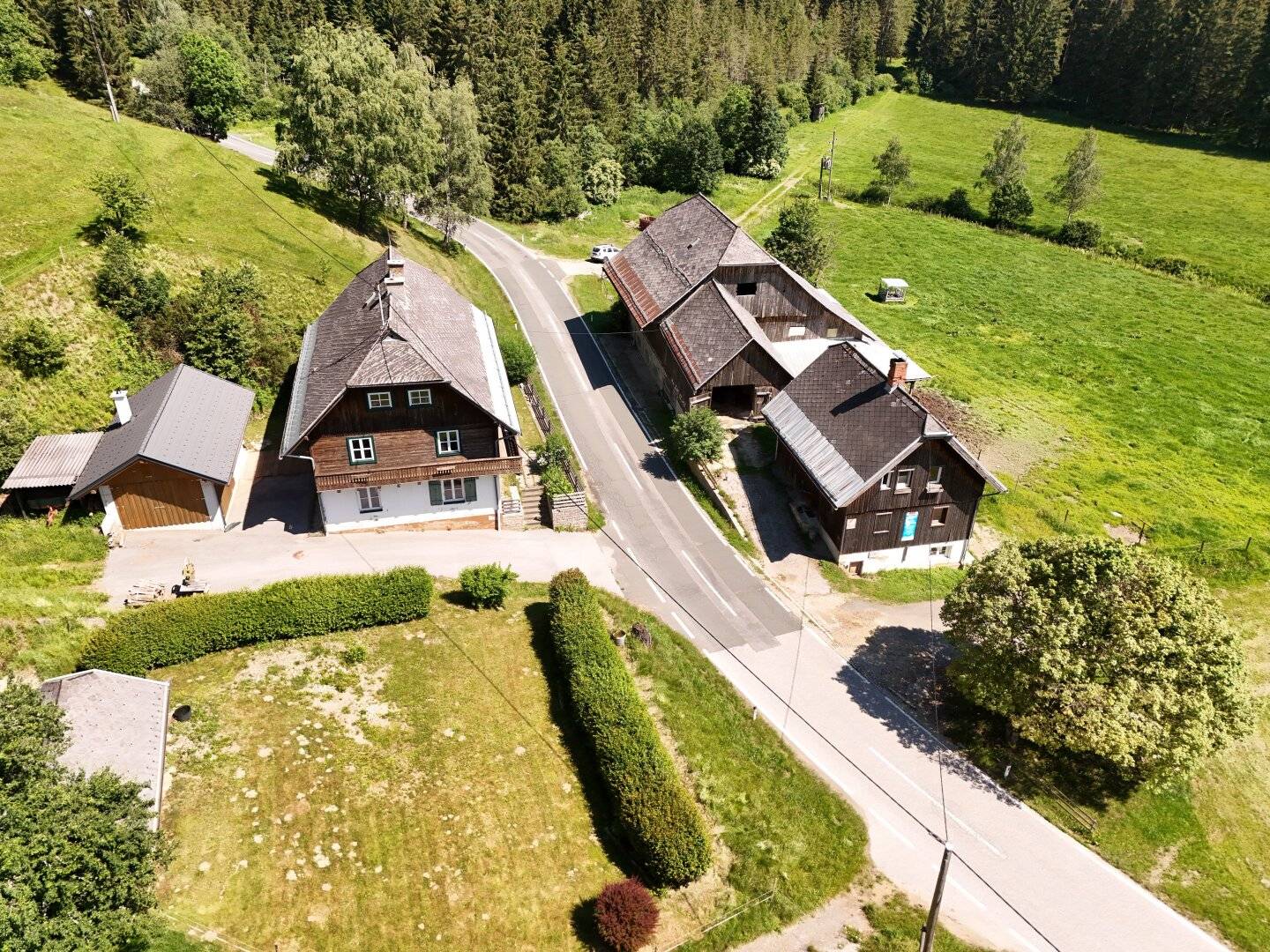 Land- und Forstwirtschaftliches Anwesen mit Wohnhaus, Ferienwohnungen &amp; Wald in den Kärntner Nockbergen