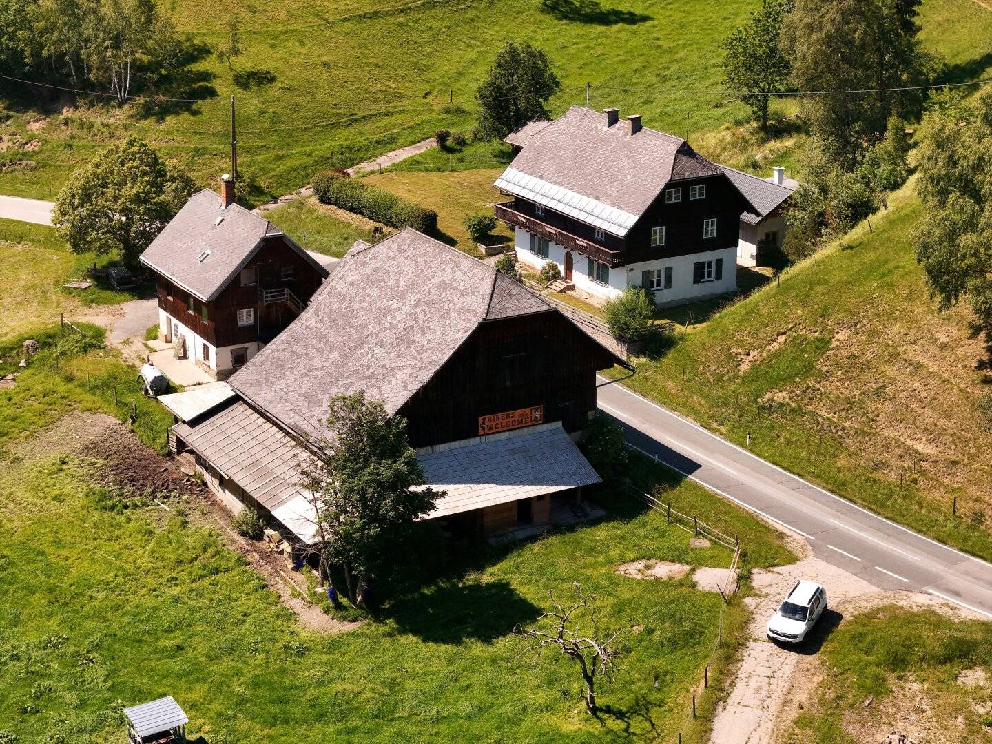 Land- und Forstwirtschaftliches Anwesen mit Wohnhaus, Ferienwohnungen &amp; Wald in den Kärntner Nockbergen