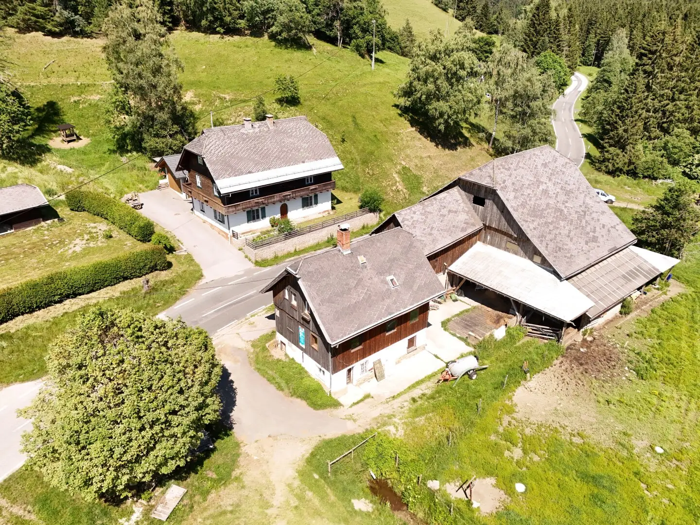 Landwirtschaftliches Anwesen mit Wohnhaus & Wiesen - Wald optional erwerbbar