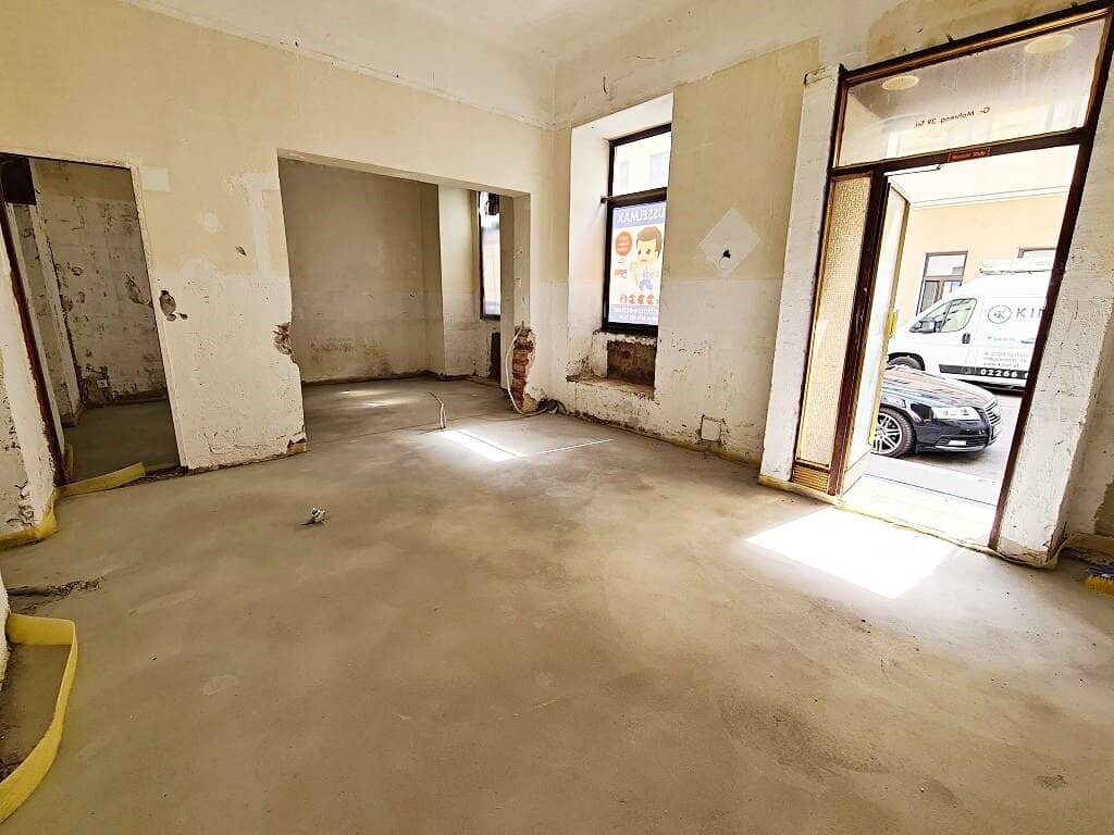 Commercial premises, office or warehouse, 77 m² old building in premium bare shell, 3 rooms, ancillary rooms, Große Mohrengasse","de":"GESCHÄFTSLOKAL, BÜRO ODER LAGER, 77 m² Altbau im Edelrohbau, 3 Zimmer, Nebenräume, Große Mohrengasse