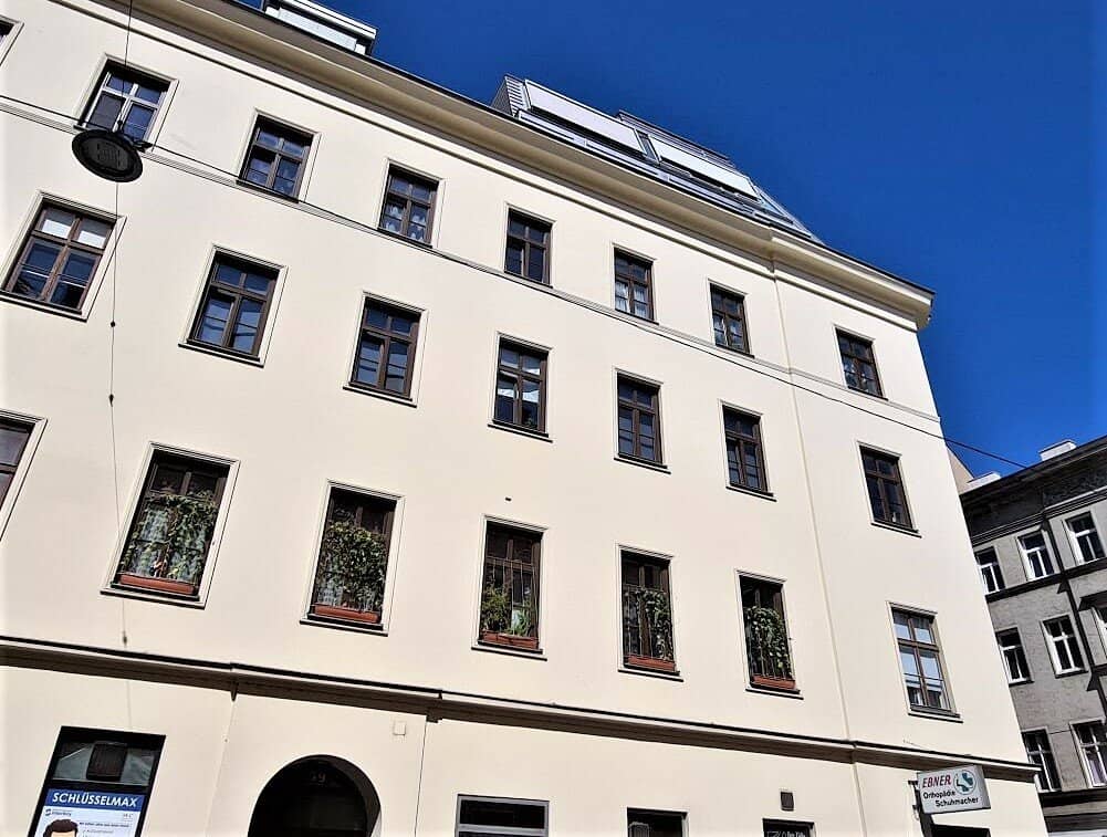 Commercial premises, office or warehouse, 77 m² old building in premium bare shell, 3 rooms, ancillary rooms, Große Mohrengasse","de":"GESCHÄFTSLOKAL, BÜRO ODER LAGER, 77 m² Altbau im Edelrohbau, 3 Zimmer, Nebenräume, Große Mohrengasse