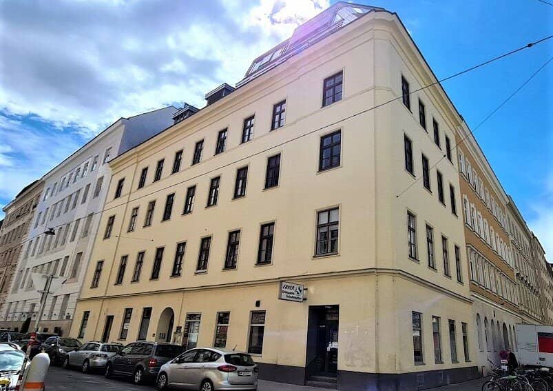 Commercial premises, office or warehouse, 77 m² old building in premium bare shell, 3 rooms, ancillary rooms, Große Mohrengasse","de":"GESCHÄFTSLOKAL, BÜRO ODER LAGER, 77 m² Altbau im Edelrohbau, 3 Zimmer, Nebenräume, Große Mohrengasse