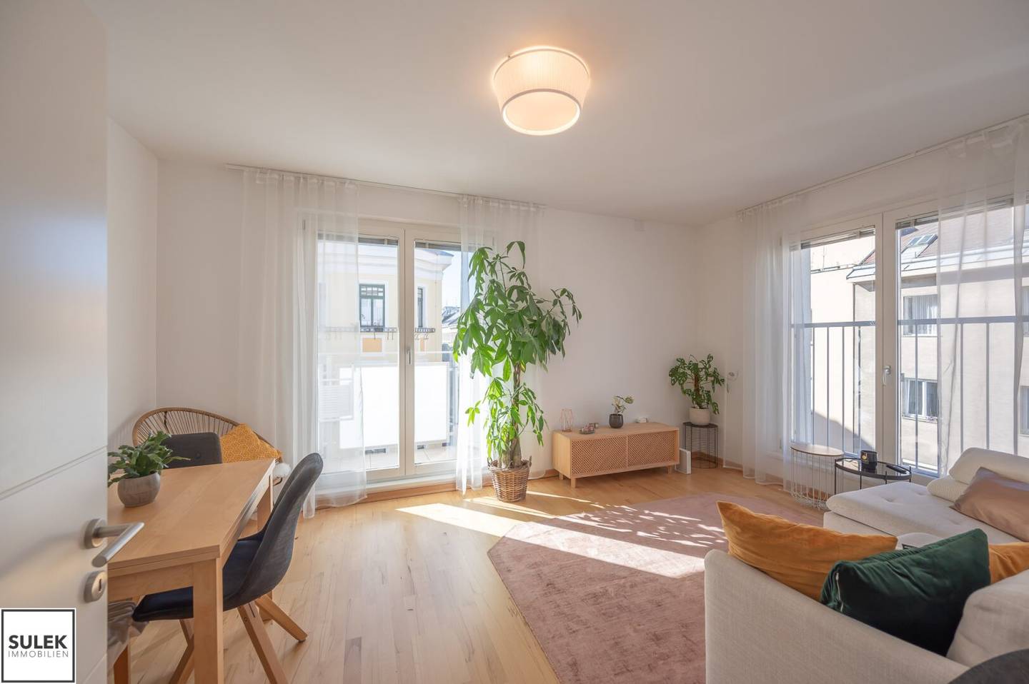 Bright Apartment with West Balcony and Air Conditioning near Central Station