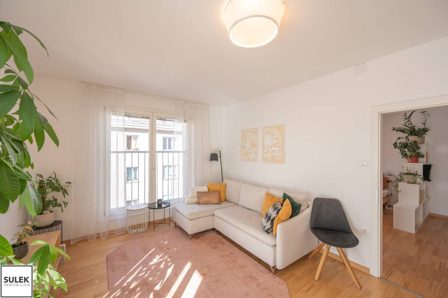 Bright Apartment with West Balcony and Air Conditioning near Central Station