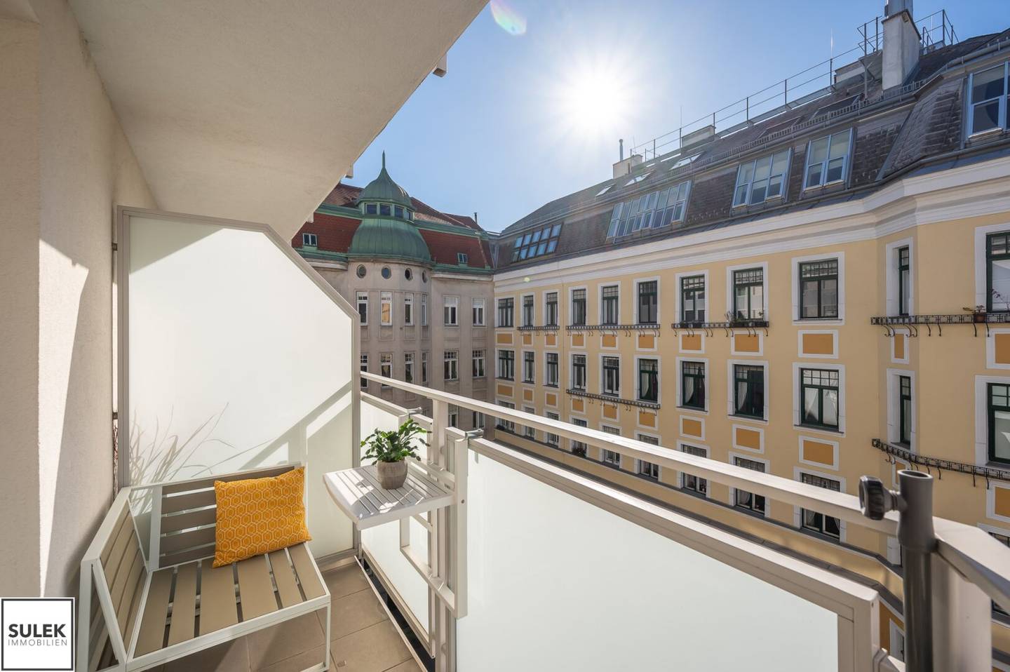 Bright Apartment with West Balcony and Air Conditioning near Central Station