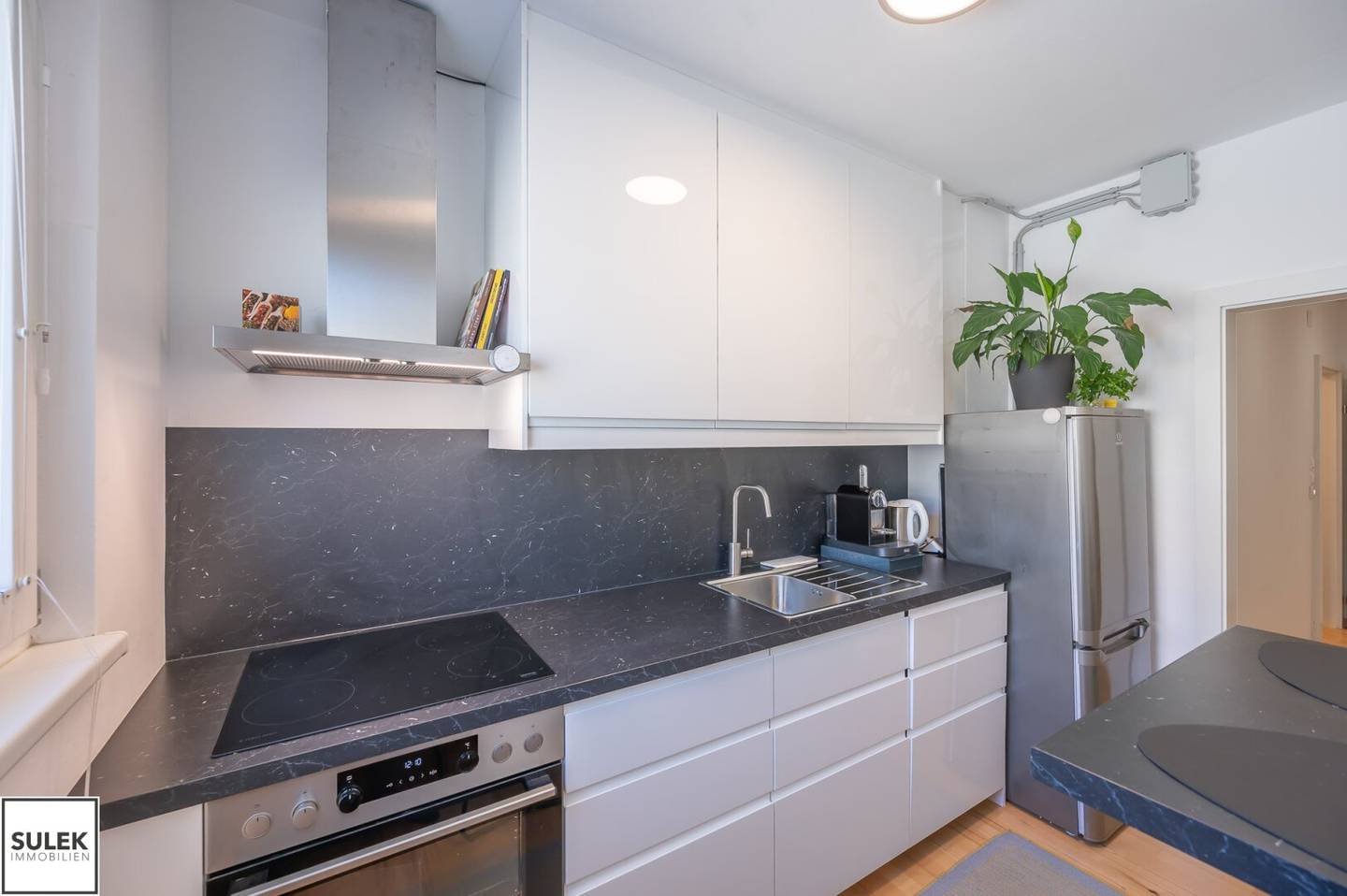 Bright Apartment with West Balcony and Air Conditioning near Central Station