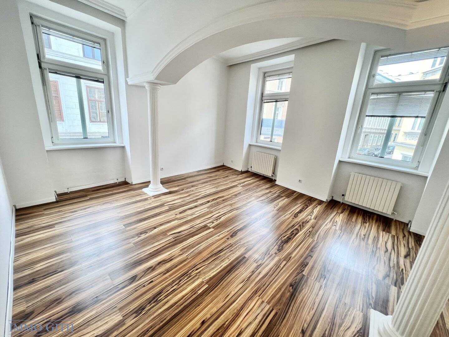 Renovated 3.5 room old building apartment near Mariahilferstraße for sale
