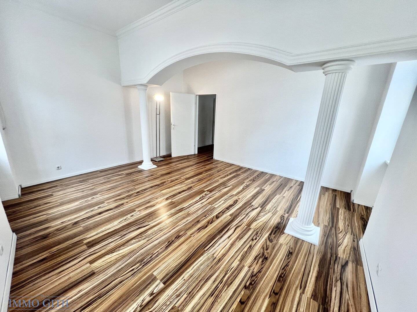 Renovated 3.5 room old building apartment near Mariahilferstraße for sale