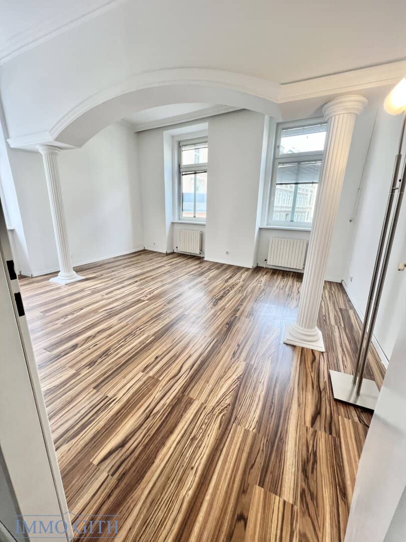 Renovated 3.5 room old building apartment near Mariahilferstraße for sale