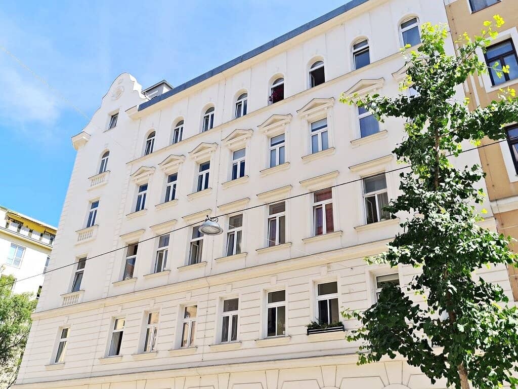 HILLERSTRASSE, street-facing 86 m² storage space or hobby room, 2 rooms, parquet floors, basement