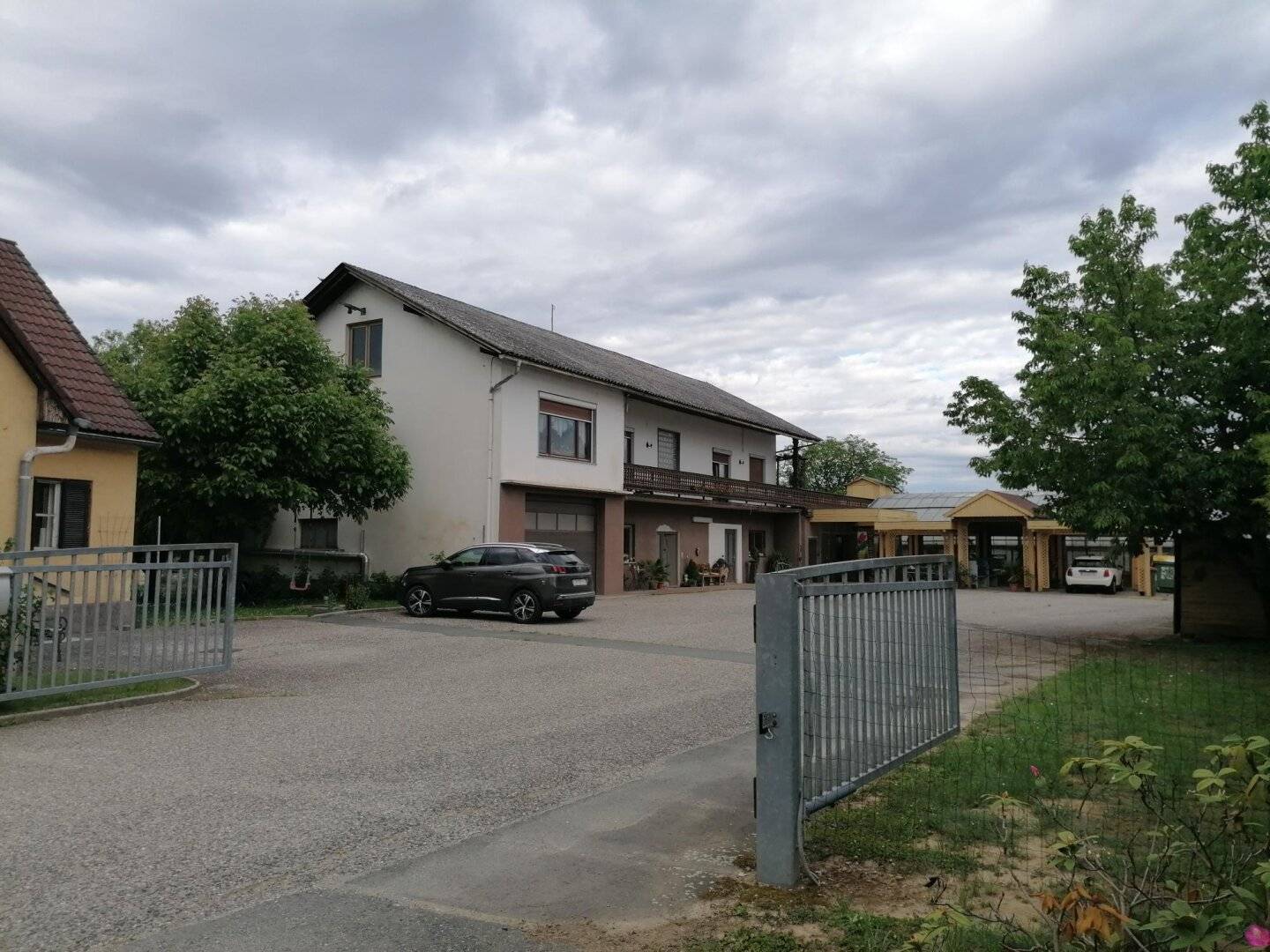 Große, ideal gelegene Liegenschaft mit 2 Wohnhäusern