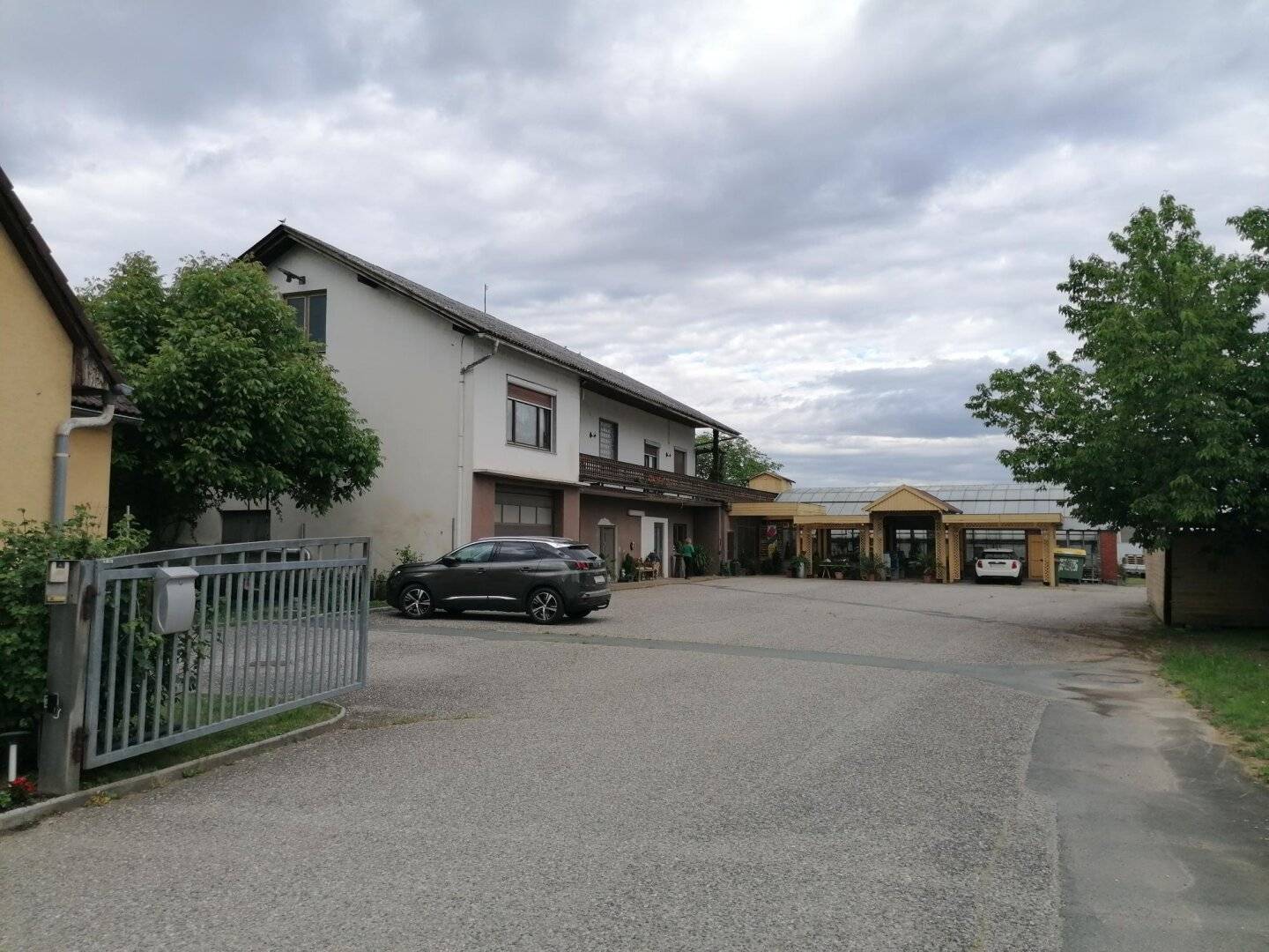 Große, ideal gelegene Liegenschaft mit 2 Wohnhäusern