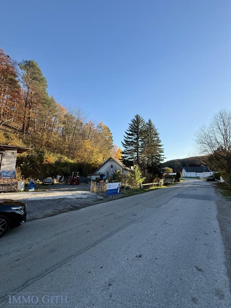 BAUGRUNDSTÜCK MIT BEWILLIGTEM HAUSPROJEKT IN BREITENFURT BEI WIEN (HOCHROTERD!) – 592 m²