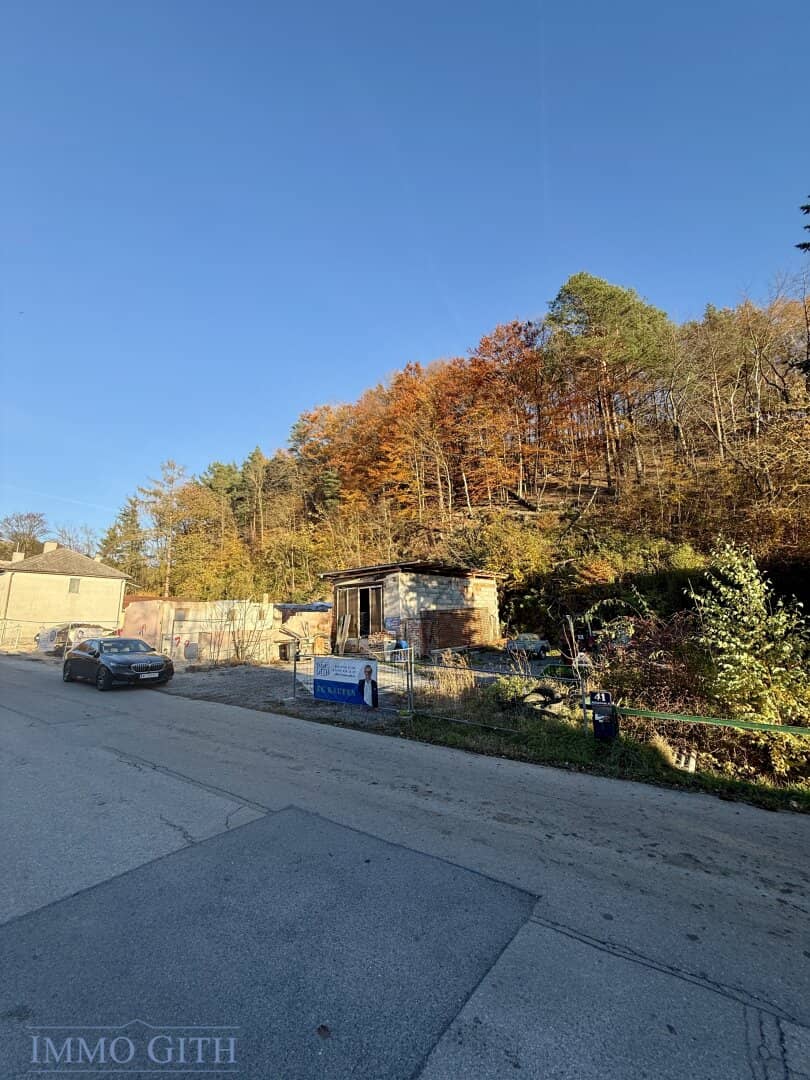BAUGRUNDSTÜCK MIT BEWILLIGTEM HAUSPROJEKT IN BREITENFURT BEI WIEN (HOCHROTERD!) – 592 m²