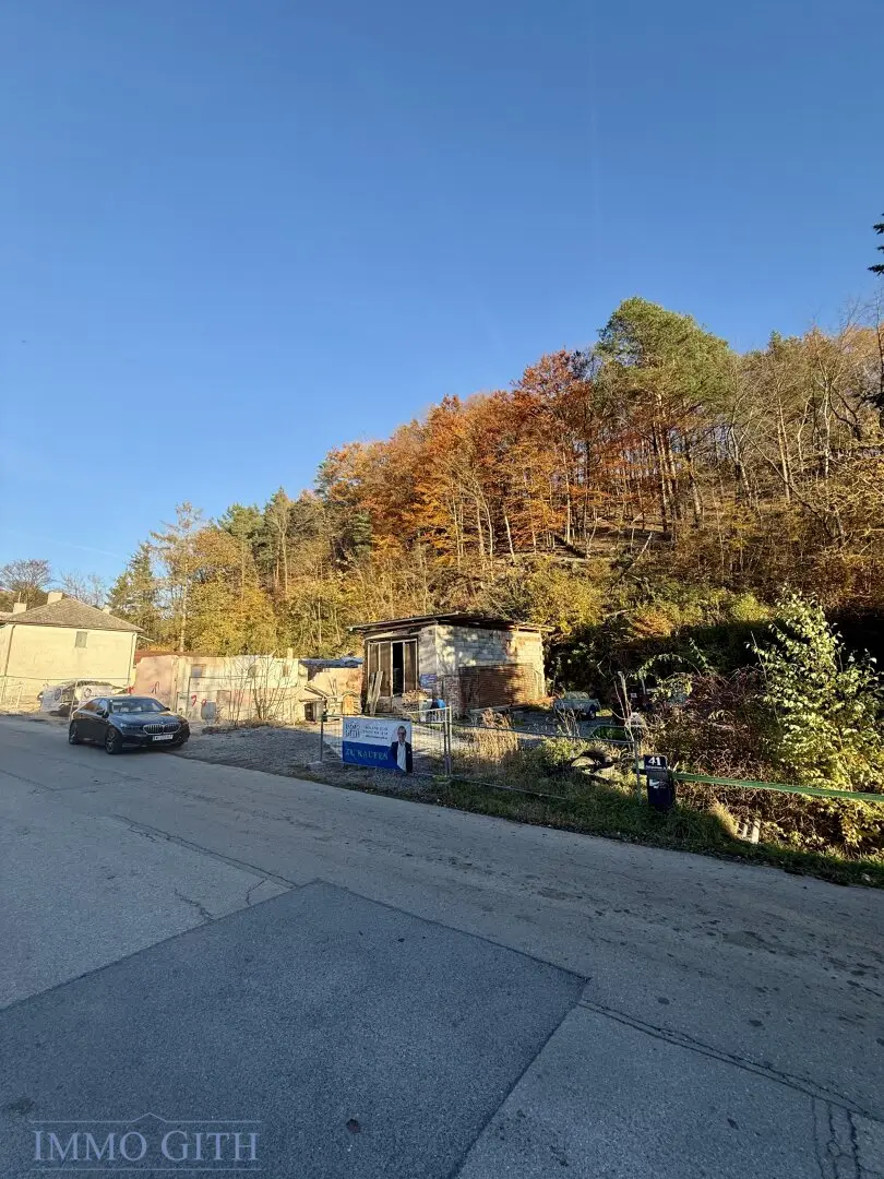 BAUGRUNDSTÜCK MIT BEWILLIGTEM HAUSPROJEKT IN BREITENFURT BEI WIEN (HOCHROTERD!) – 592 m²