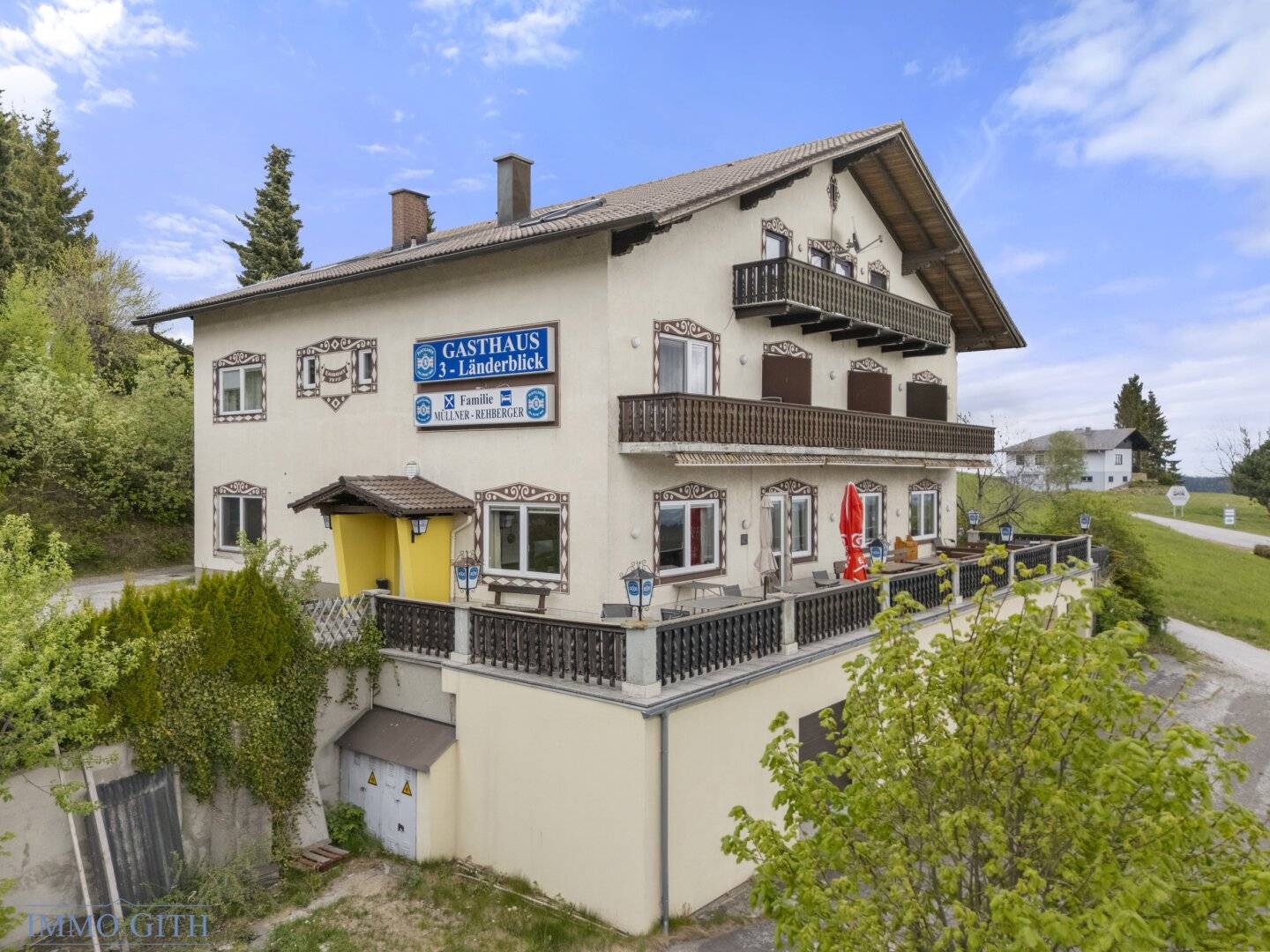 GASTHAUS-PENSION MIT 3-LÄNDERBLICK – RUND 1.158 M² NUTZFLÄCHE AUF CA. 3.510 M² GRUND IN MÖNICHKIRCHEN ZU KAUFEN!