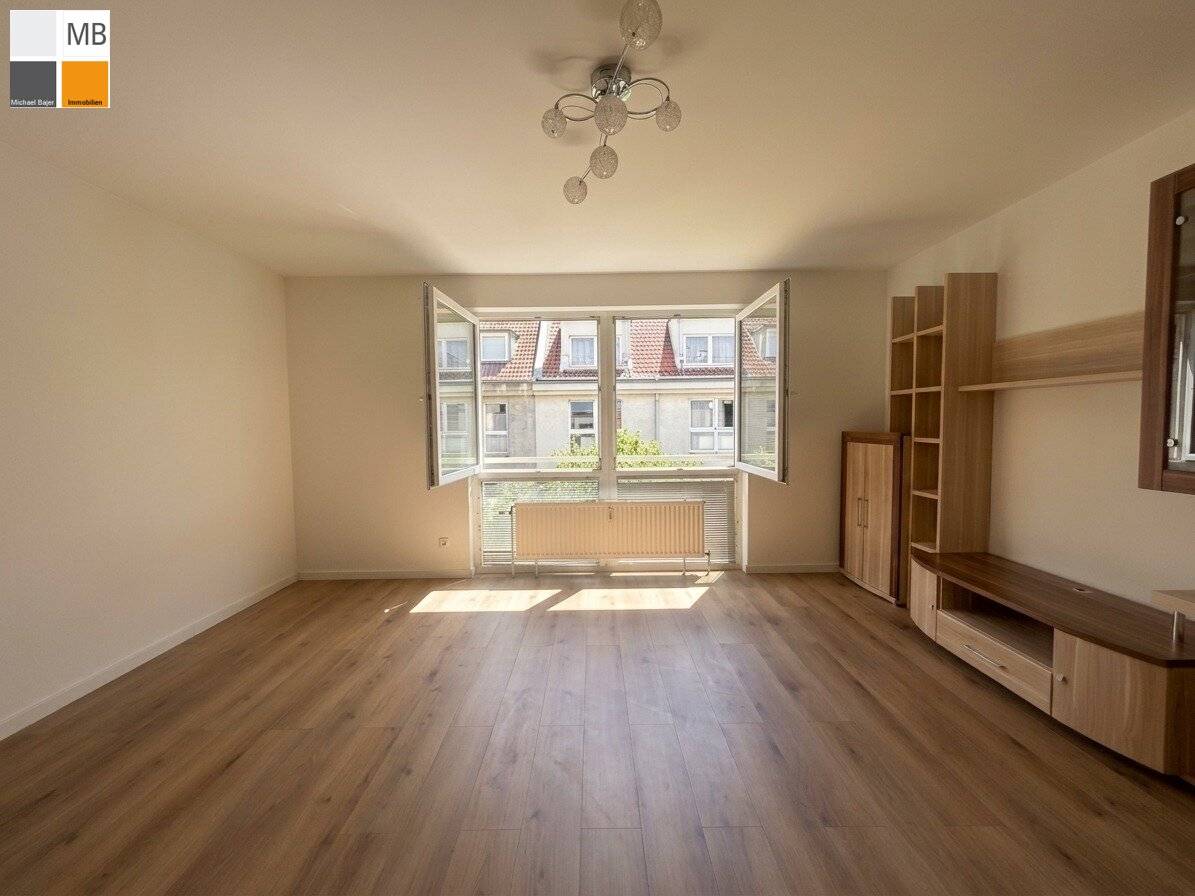 Well maintained quiet apartment with U6 connection I MB IMMOBILIEN
