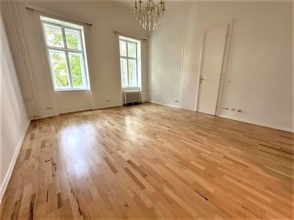 MÖLLWALDPLATZ, near U1, 71 m2 old building with balcony, 3 rooms, kitchen, bathroom with bathtub, 1st floor with elevator, near Belvedere