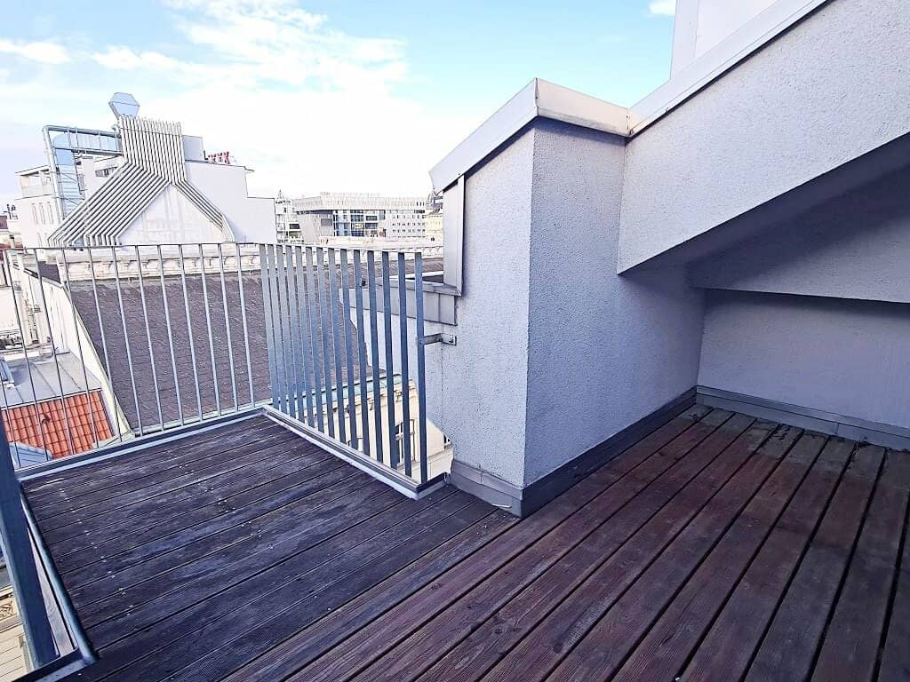 STUMPERGASSE, 104 m2 attic with 14 m2 outdoor space, 2 rooms, open kitchen, bathtub, parquet, air conditioning, FUZO Mariahilfer Straße