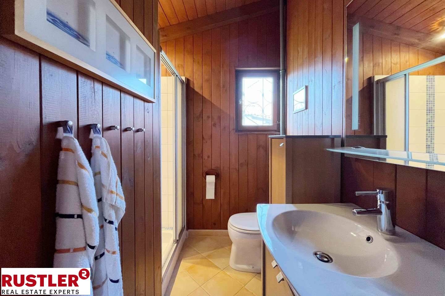 HAUS AM NeufelderSEE