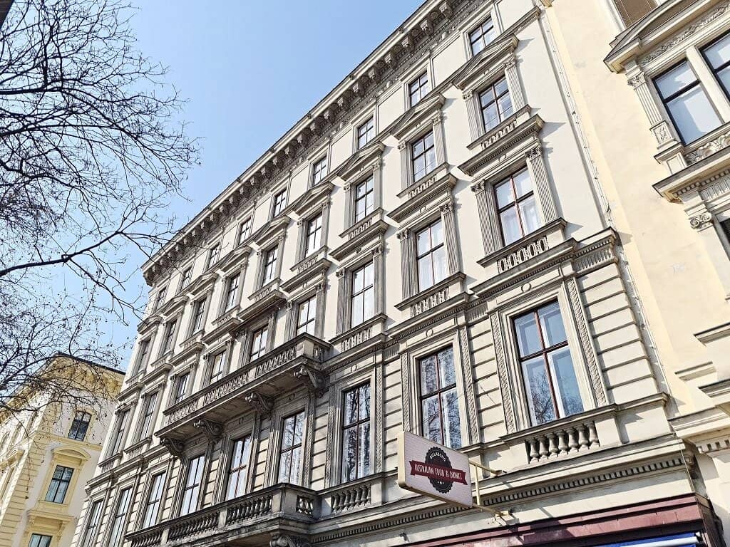 Parkring near Stadtpark, 207 m² old-building office or law office, 5 rooms, kitchen, air conditioning, 3rd floor, near U3","de":"PARKRING NÄHE STADTPARK, 207 m2 Altbaubüro oder Kanzlei, 5 Zimmer, Küche, Klimaanlagen, 3. Liftstock, U3-Nähe
