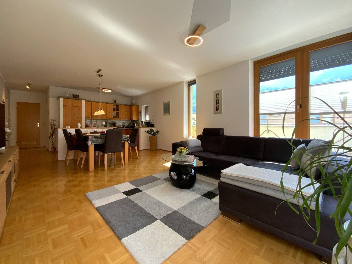 78 m²  3-Zimmerwohnung mit großer Terrasse und TG-Platz.