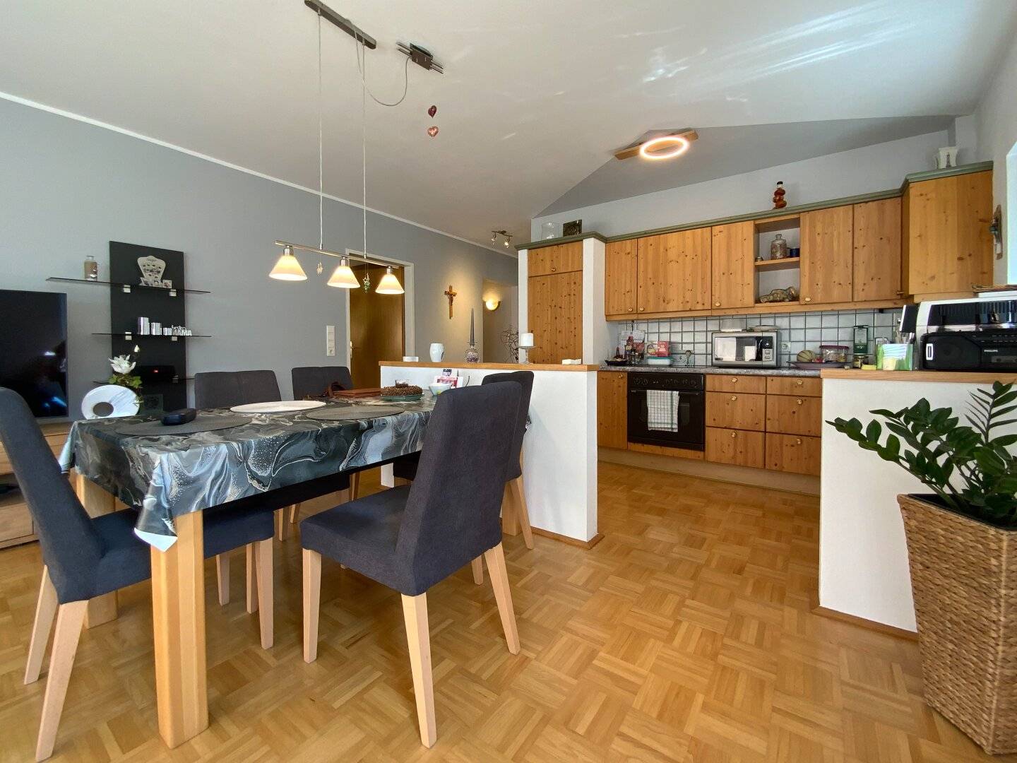 78 m²  3-Zimmerwohnung mit großer Terrasse und TG-Platz.