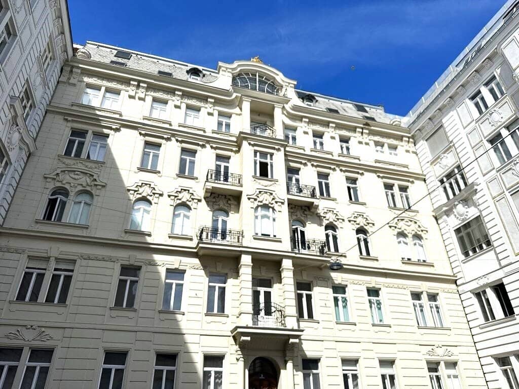 MÖLLWALDPLATZ, U1-Nähe, 133 m2 Altbau mit Loggia, 3 Zimmer, Extraküche, Wannenbad, Parketten, 1. Liftstock