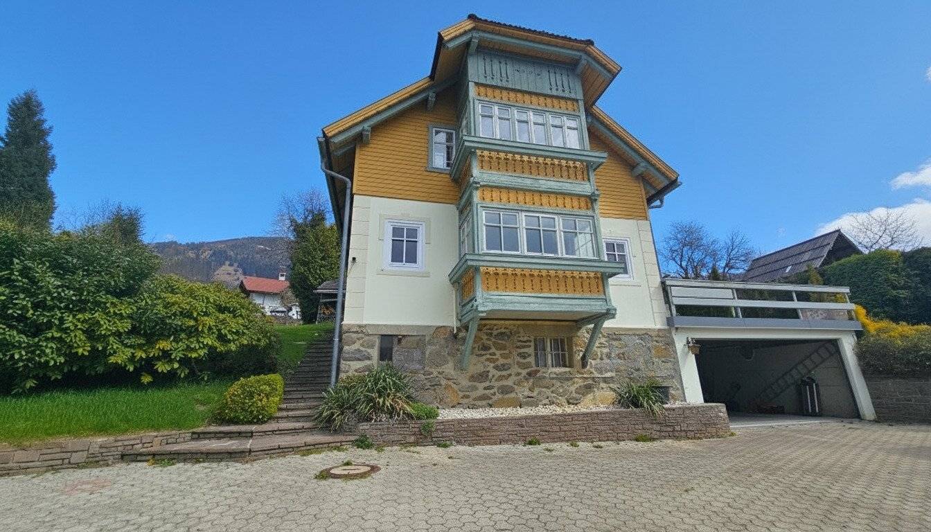Wohnen mit Seeblick: Charmantes Sanierungsobjekt in Millstatt am See auf ca. 155 m².