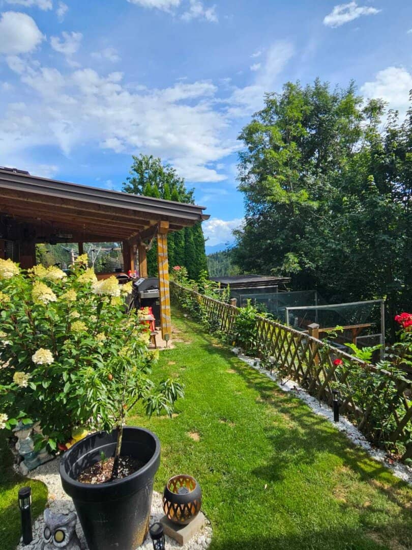 ruhiges 2 Fam. Wohnhaus + 1 HA  LW + Quelle in Feldkirchen / St. Urban : 5 Zimmer, Garten, Balkone, PV,+ 1 HA LW  Wiese für Tierhaltung Pferde, mit kleinem  Stall für Schafe, Ziegen, Hühner