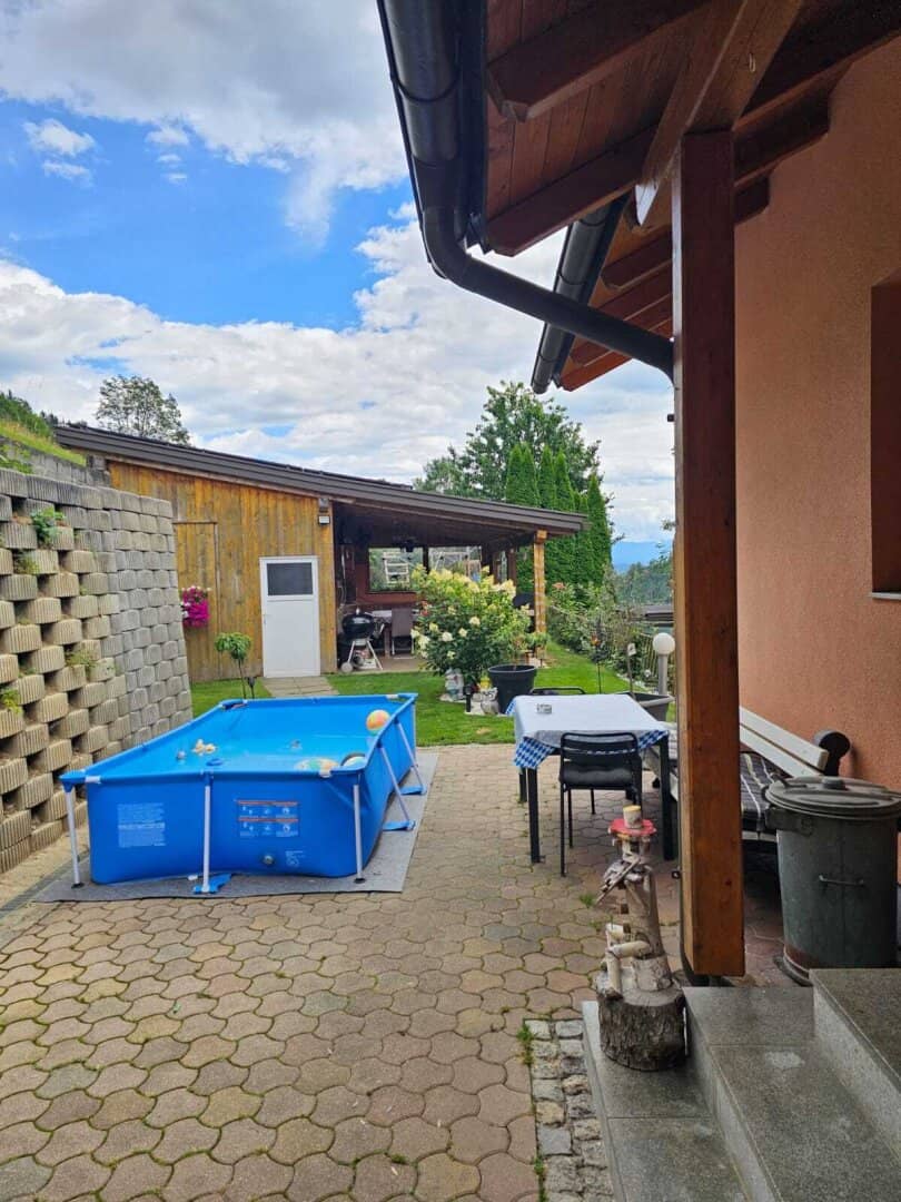 ruhiges 2 Fam. Wohnhaus + 1 HA  LW + Quelle in Feldkirchen / St. Urban : 5 Zimmer, Garten, Balkone, PV,+ 1 HA LW  Wiese für Tierhaltung Pferde, mit kleinem  Stall für Schafe, Ziegen, Hühner