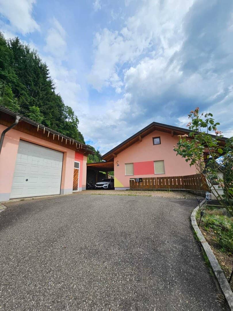 ruhiges 2 Fam. Wohnhaus + 1 HA  LW + Quelle in Feldkirchen / St. Urban : 5 Zimmer, Garten, Balkone, PV,+ 1 HA LW  Wiese für Tierhaltung Pferde, mit kleinem  Stall für Schafe, Ziegen, Hühner