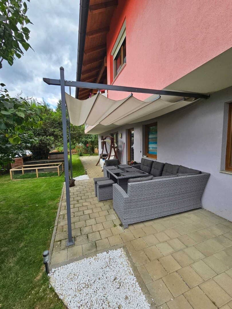 ruhiges 2 Fam. Wohnhaus + 1 HA  LW + Quelle in Feldkirchen / St. Urban : 5 Zimmer, Garten, Balkone, PV,+ 1 HA LW  Wiese für Tierhaltung Pferde, mit kleinem  Stall für Schafe, Ziegen, Hühner