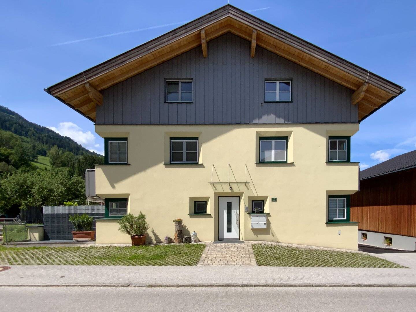 Anlegerobjekt Kolsass: großes Wohngebäude mit 4 Wohnungen, Wirtschaftsgebäude und Stadl in guter Lage Kolsass!