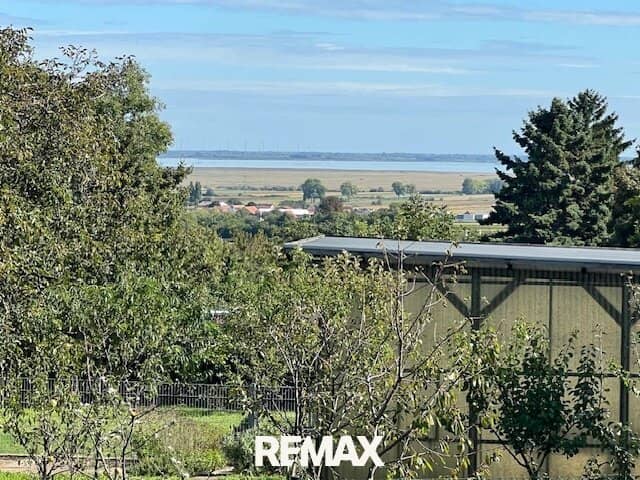Lake view included Bungalow with 3 bedrooms and a charming garden with expansion potential For personal use or renting","de":"Seeblick inklusive! Bungalow mit 3 Schlafzimmern und charmantem Garten- mit Erweiterungsmöglichkeit! Selbst nutzen oder vermieten!"},