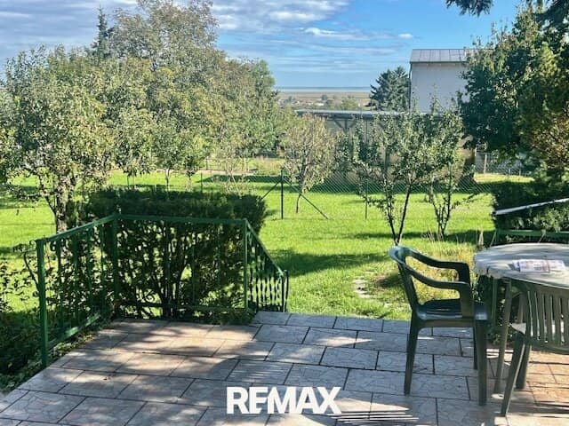 Lake view included Bungalow with 3 bedrooms and a charming garden with expansion potential For personal use or renting","de":"Seeblick inklusive! Bungalow mit 3 Schlafzimmern und charmantem Garten- mit Erweiterungsmöglichkeit! Selbst nutzen oder vermieten!"},