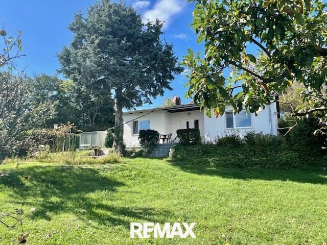 Lake view included Bungalow with 3 bedrooms and a charming garden with expansion potential For personal use or renting","de":"Seeblick inklusive! Bungalow mit 3 Schlafzimmern und charmantem Garten- mit Erweiterungsmöglichkeit! Selbst nutzen oder vermieten!"},