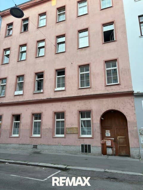 Tenement building with 5.28% yield for sale