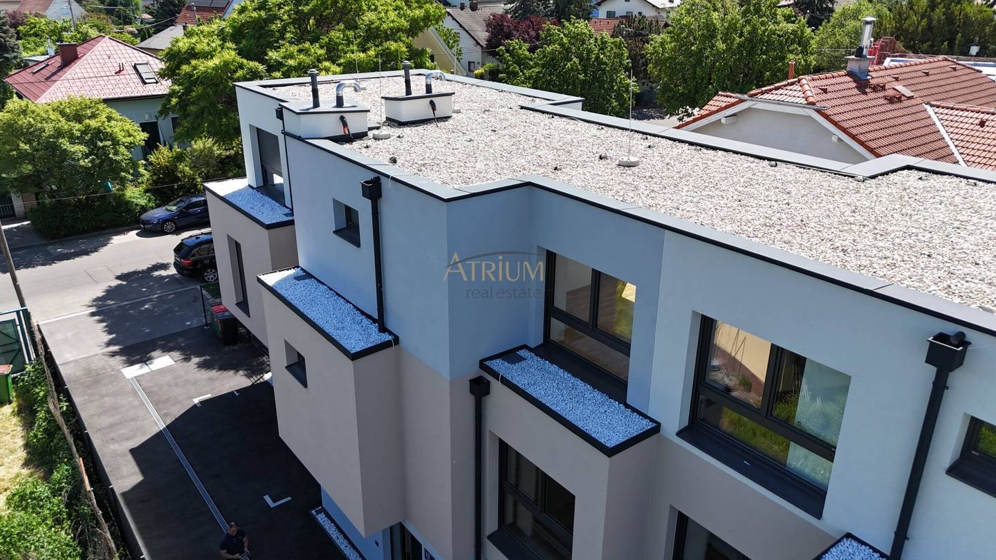 Terraced house with 5 rooms, garden and 2 terraces first occupancy