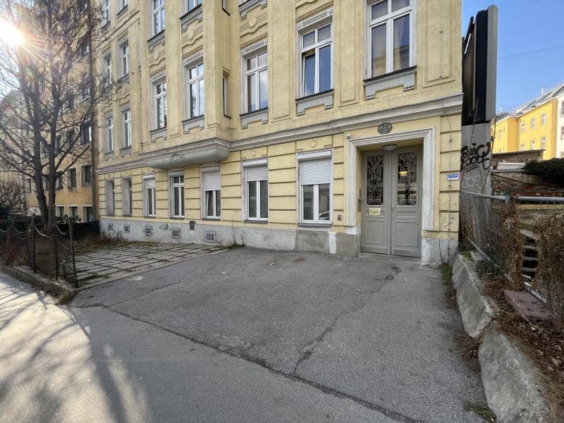 Tenanted investor apartment in an old building