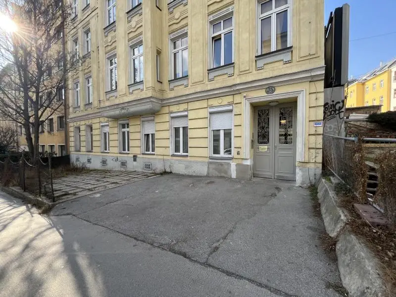 Tenanted investor apartment in an old building