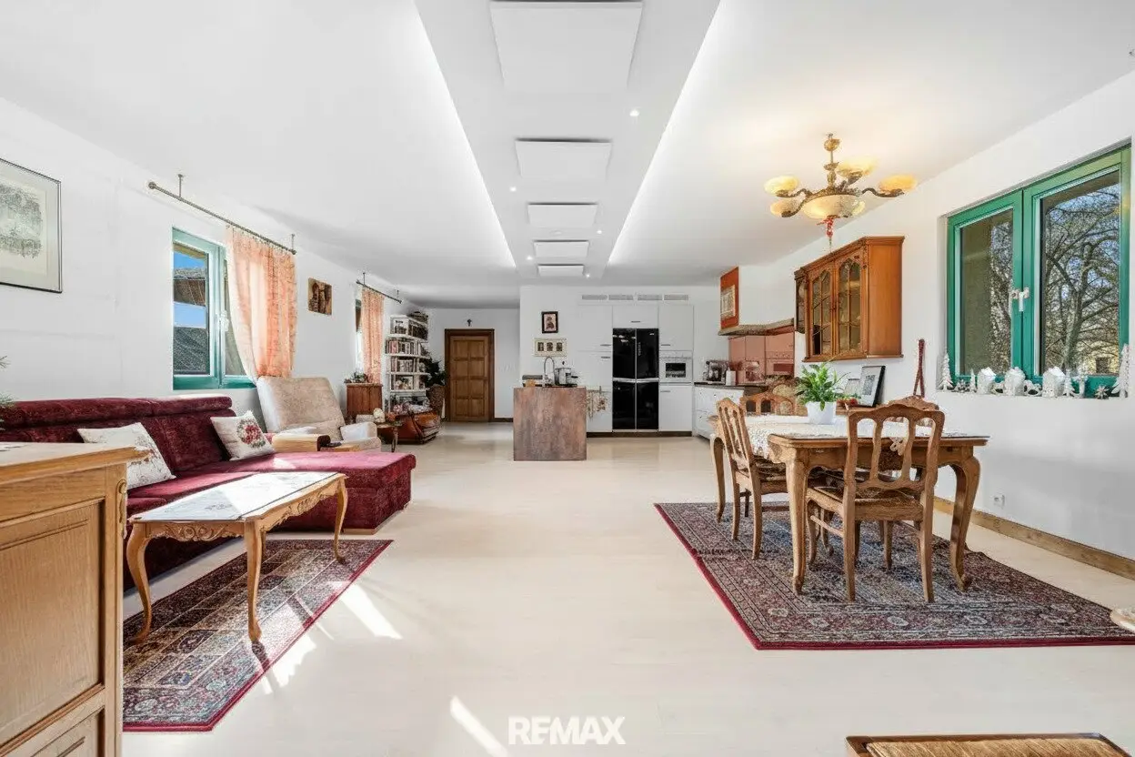 Large multi-family house in Kittsee: 3 residential units for only €1,300 per m²