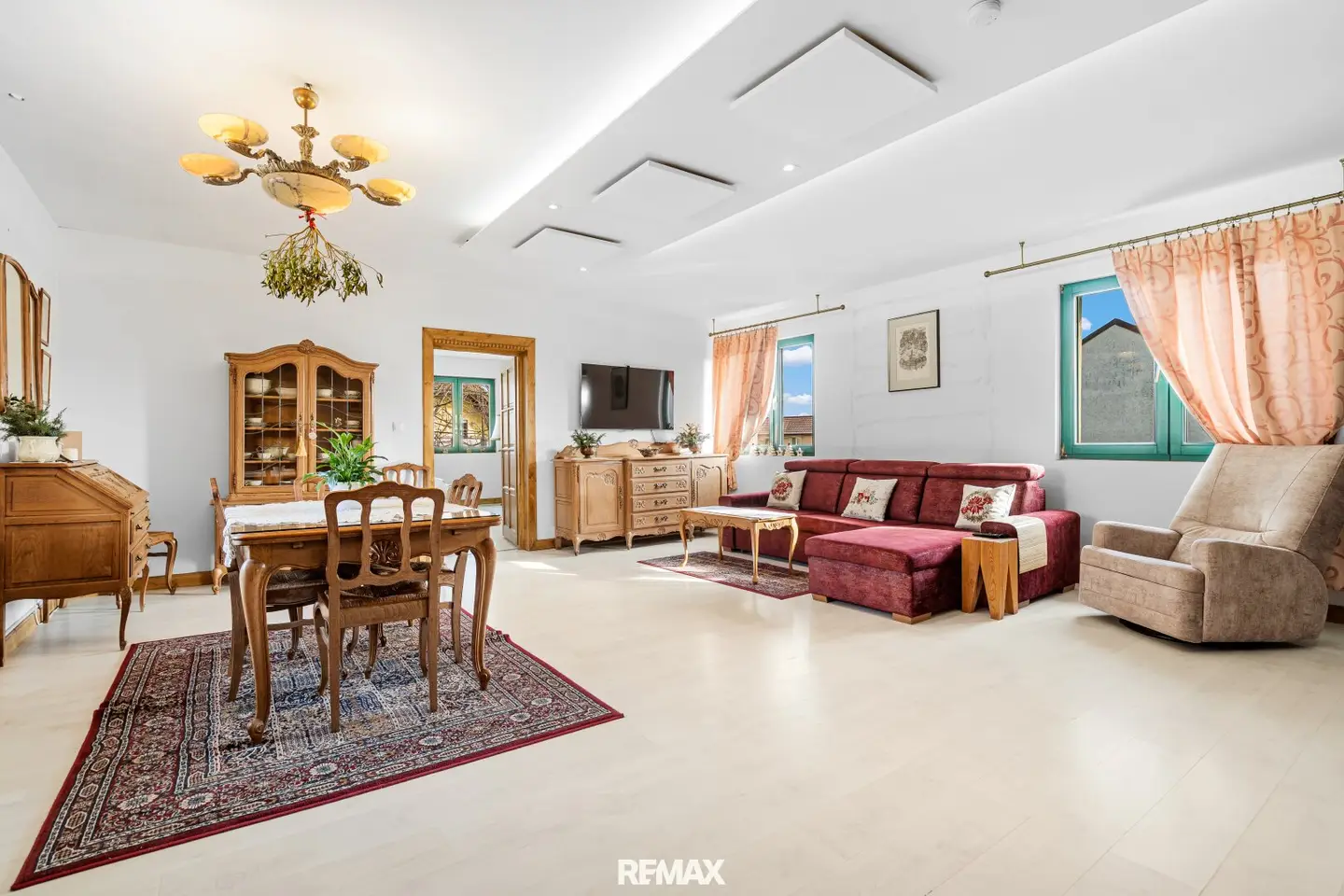Large multi-family house in Kittsee: 3 residential units for only €1,300 per m²