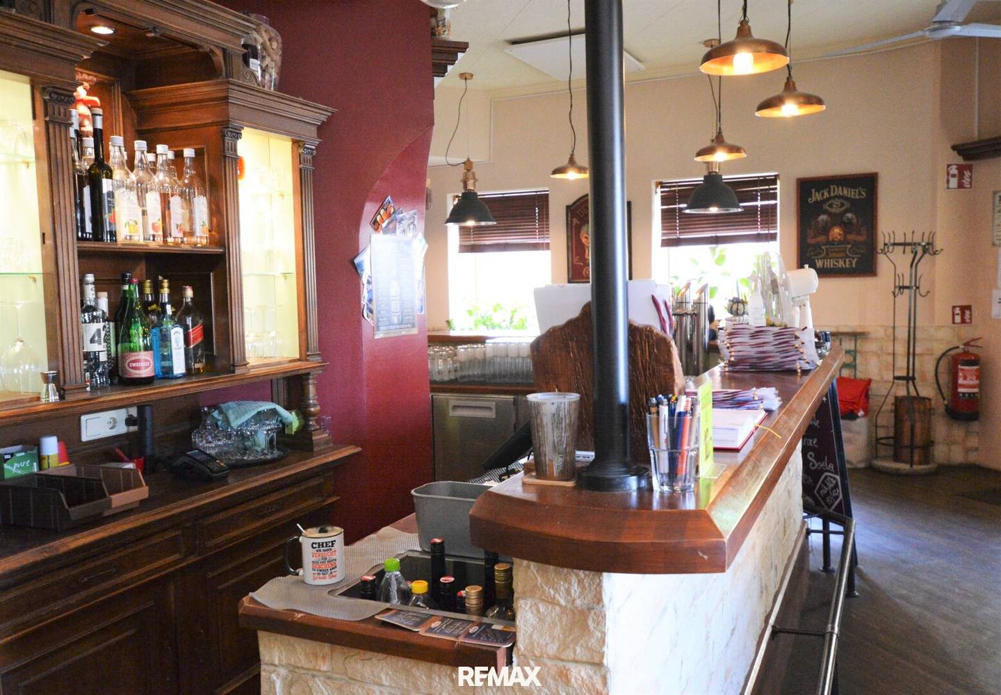 Turnkey traditional business in the 20th district to take over
