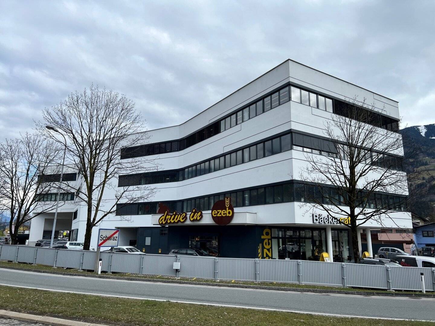 Office in top location, with very good infrastructure for rent. Good motorway access