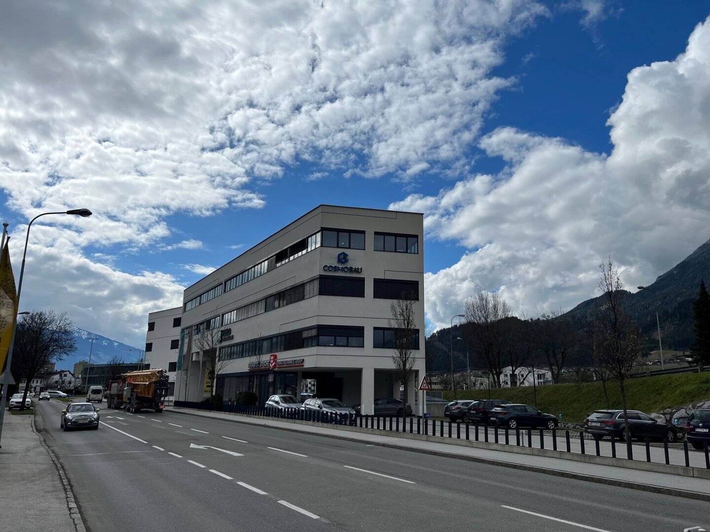 Office in top location, with very good infrastructure for rent. Good motorway access