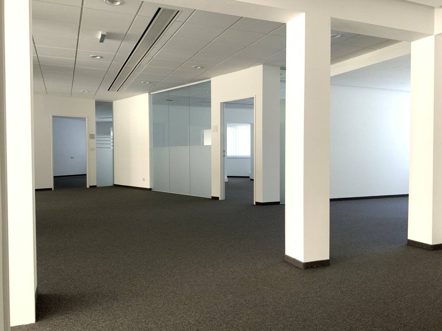 Office in top location, with very good infrastructure for rent. Good motorway access