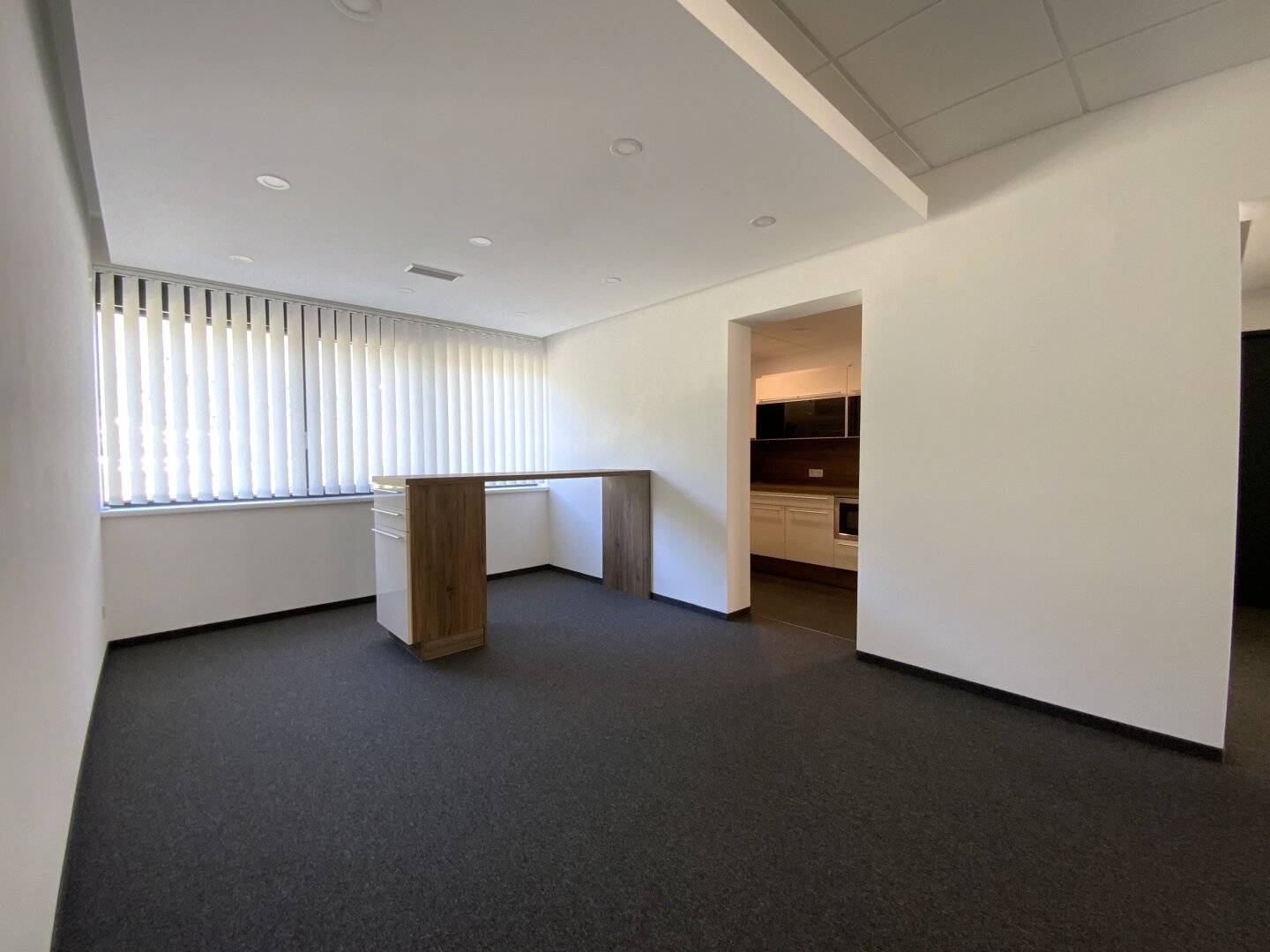 Office in top location, with very good infrastructure for rent. Good motorway access
