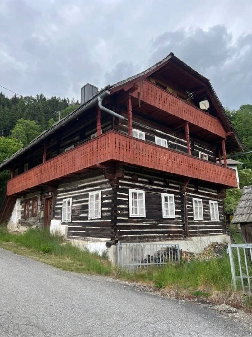Charming farmhouse in Himmelberg living space 100 m², building plot 563 m² renovation required, € 129,000